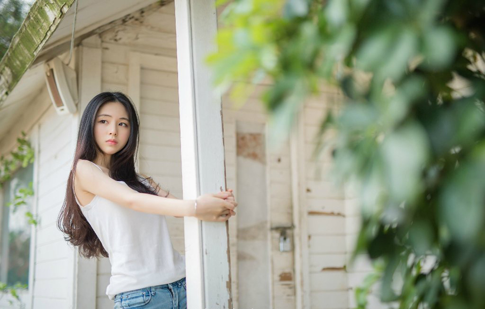 你是我此生铭记的过客良人，我却不过是你转身即忘的红尘路人。